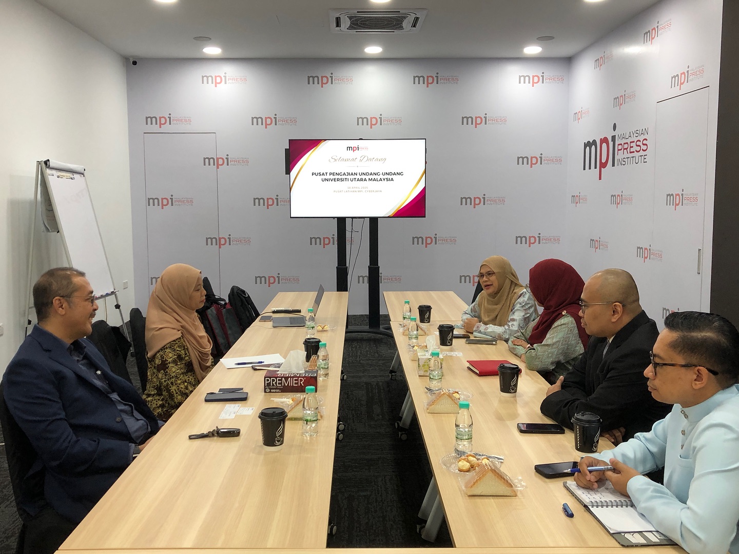 KUNJUNGAN HORMAT PUSAT PENGAJIAN UUM KE MALAYSIAN PRESS INSTITUTE (MPI)
