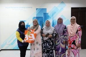 RAMADAN DIRASAI BERSAMA, SOL SERAH BAKUL RAMADAN KEPADA STAF UPSB
